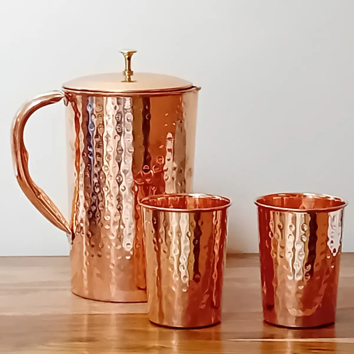 pichet martelé en cuivre et 2 verres en cuivre martelé inde ayurvéda produits ayurvédiques