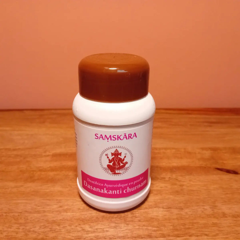 dentifrice ayurvédique en poudre, Dasanakanti Churnam, hygiène bucco-dentaire naturelle, soin dentaire ayurvédique, alternative au dentifrice classique.